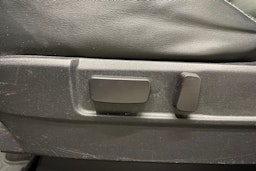 valkoinen Mitsubishi Outlander PHEV 2016 kuva 25.