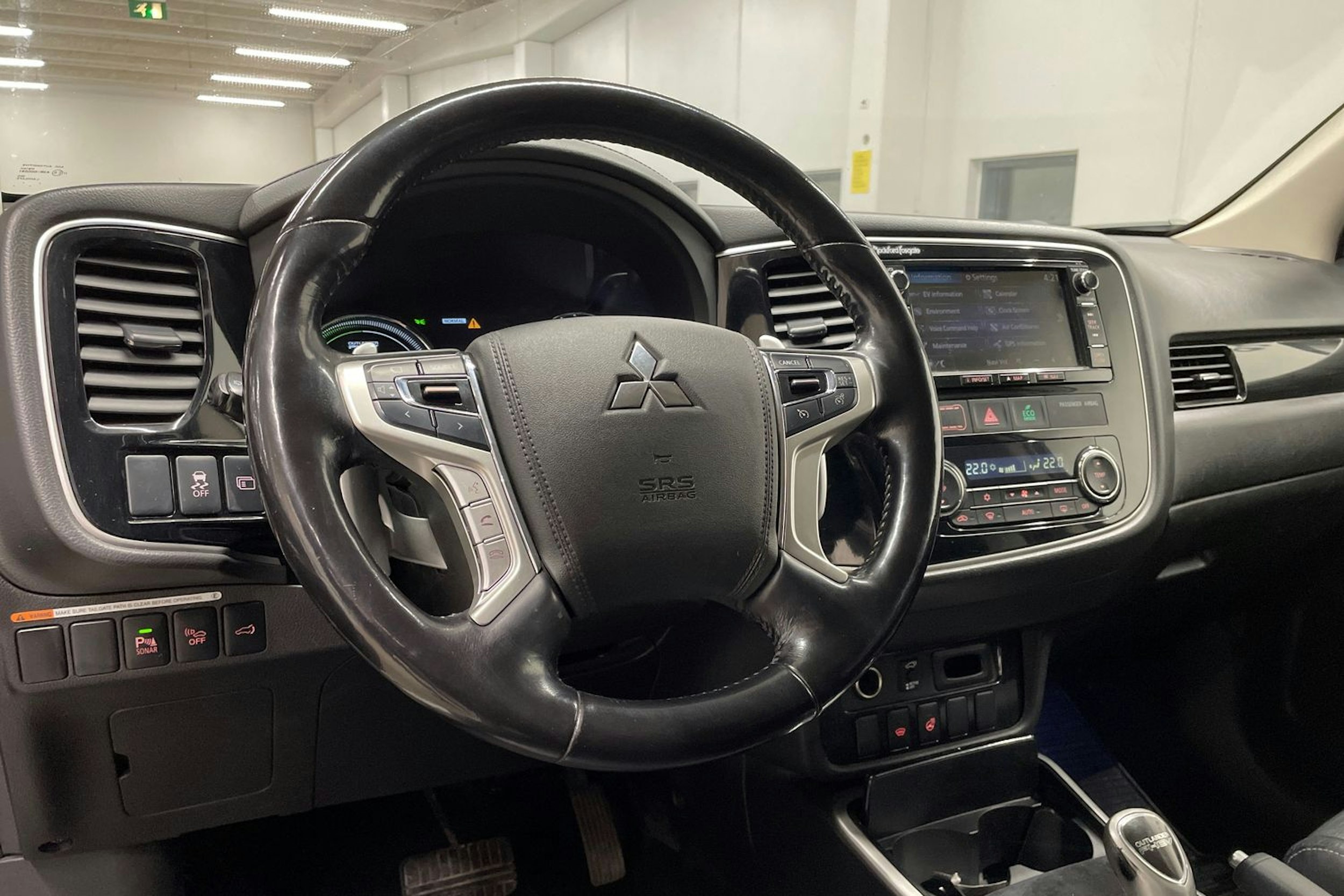 valkoinen Mitsubishi Outlander PHEV 2016 kuva 26.