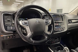 valkoinen Mitsubishi Outlander PHEV 2016 kuva 26.
