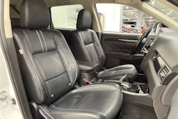 valkoinen Mitsubishi Outlander PHEV 2016 kuva 27.