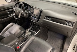 valkoinen Mitsubishi Outlander PHEV 2016 kuva 28.