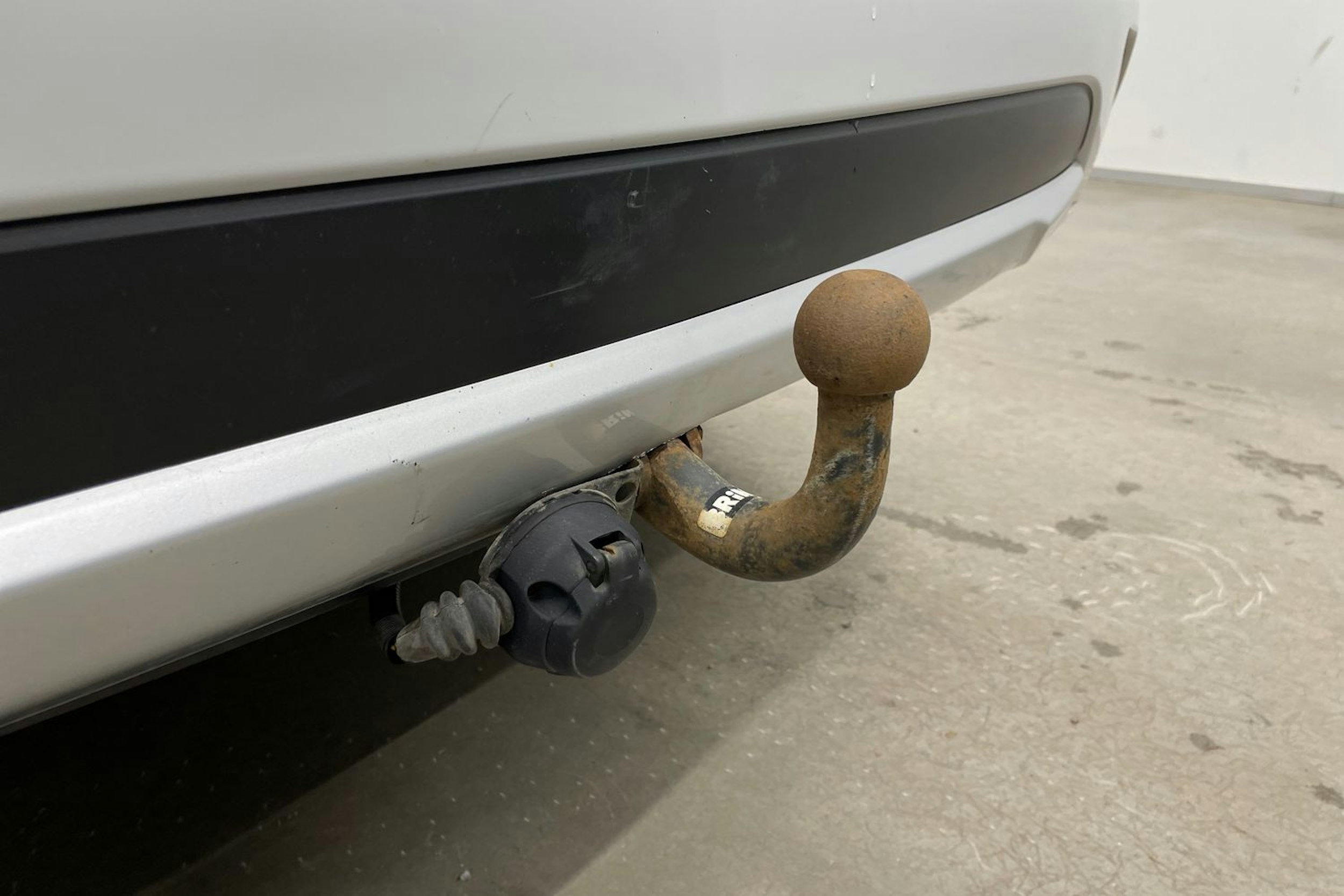 valkoinen Mitsubishi Outlander PHEV 2016 kuva 29.