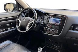 musta Mitsubishi Outlander PHEV 2017 kuva 7.