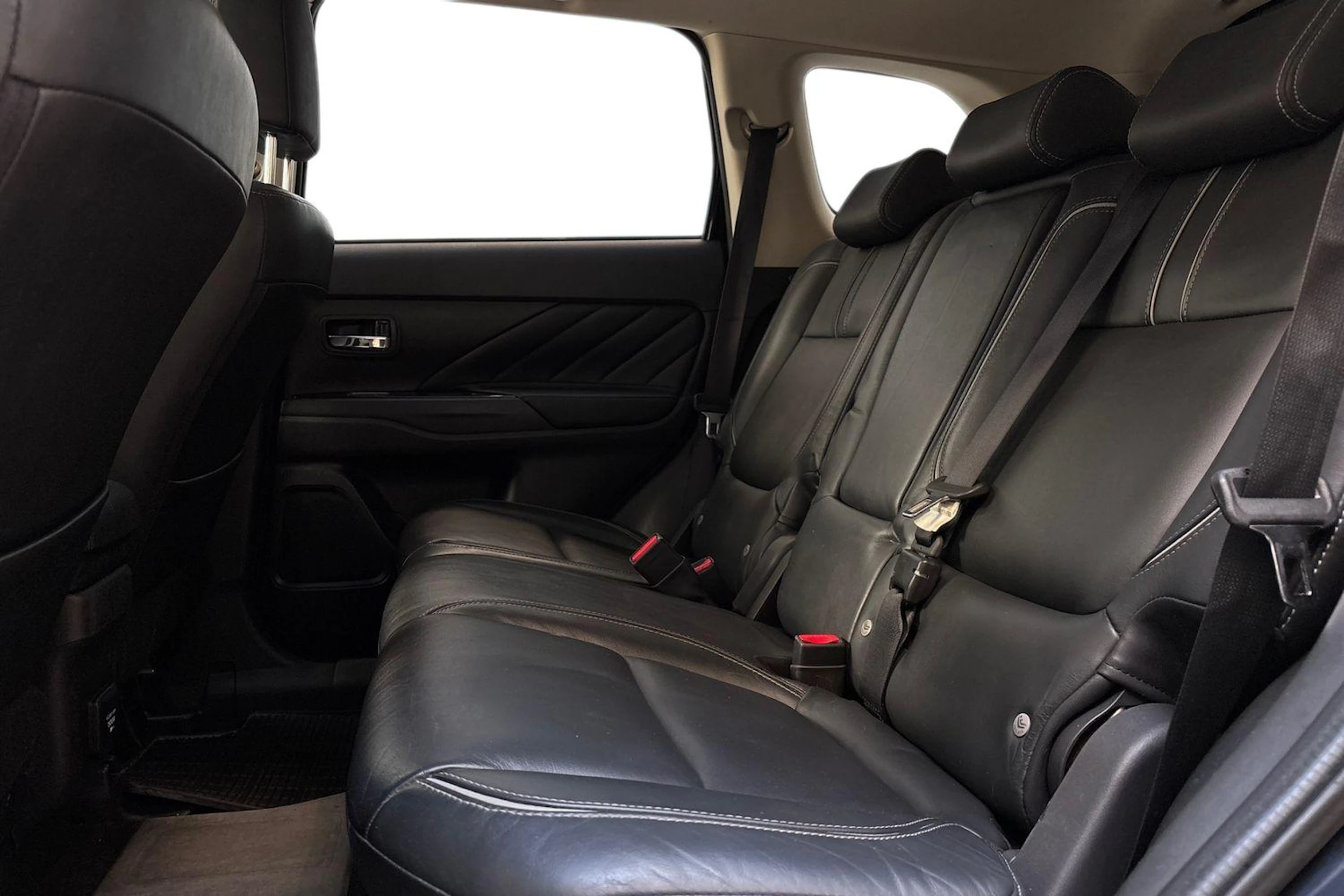 musta Mitsubishi Outlander PHEV 2017 kuva 8.