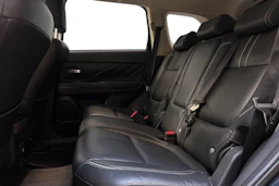 musta Mitsubishi Outlander PHEV 2017 kuva 8.