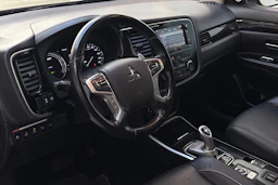musta Mitsubishi Outlander PHEV 2017 kuva 11.
