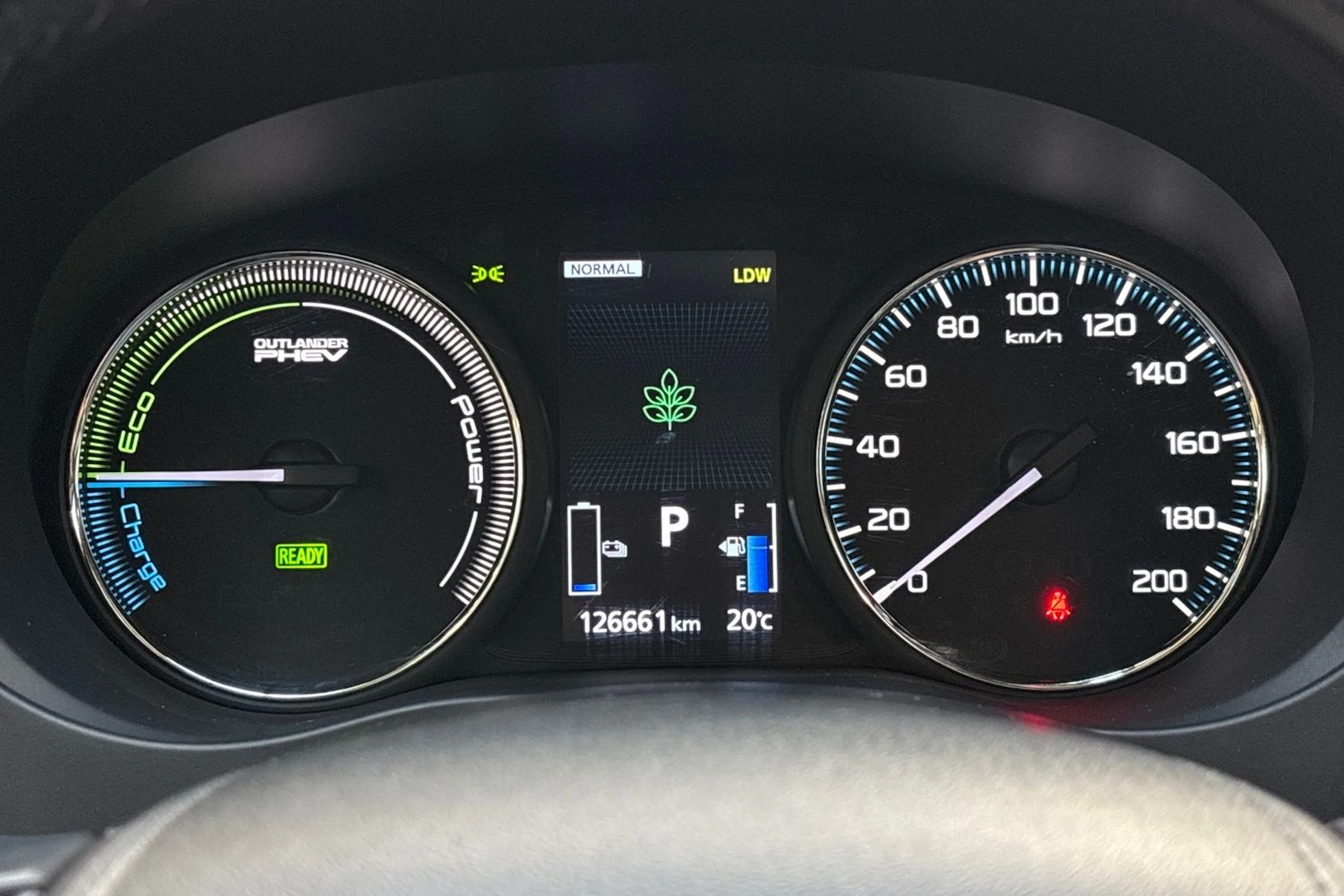 musta Mitsubishi Outlander PHEV 2017 kuva 13.