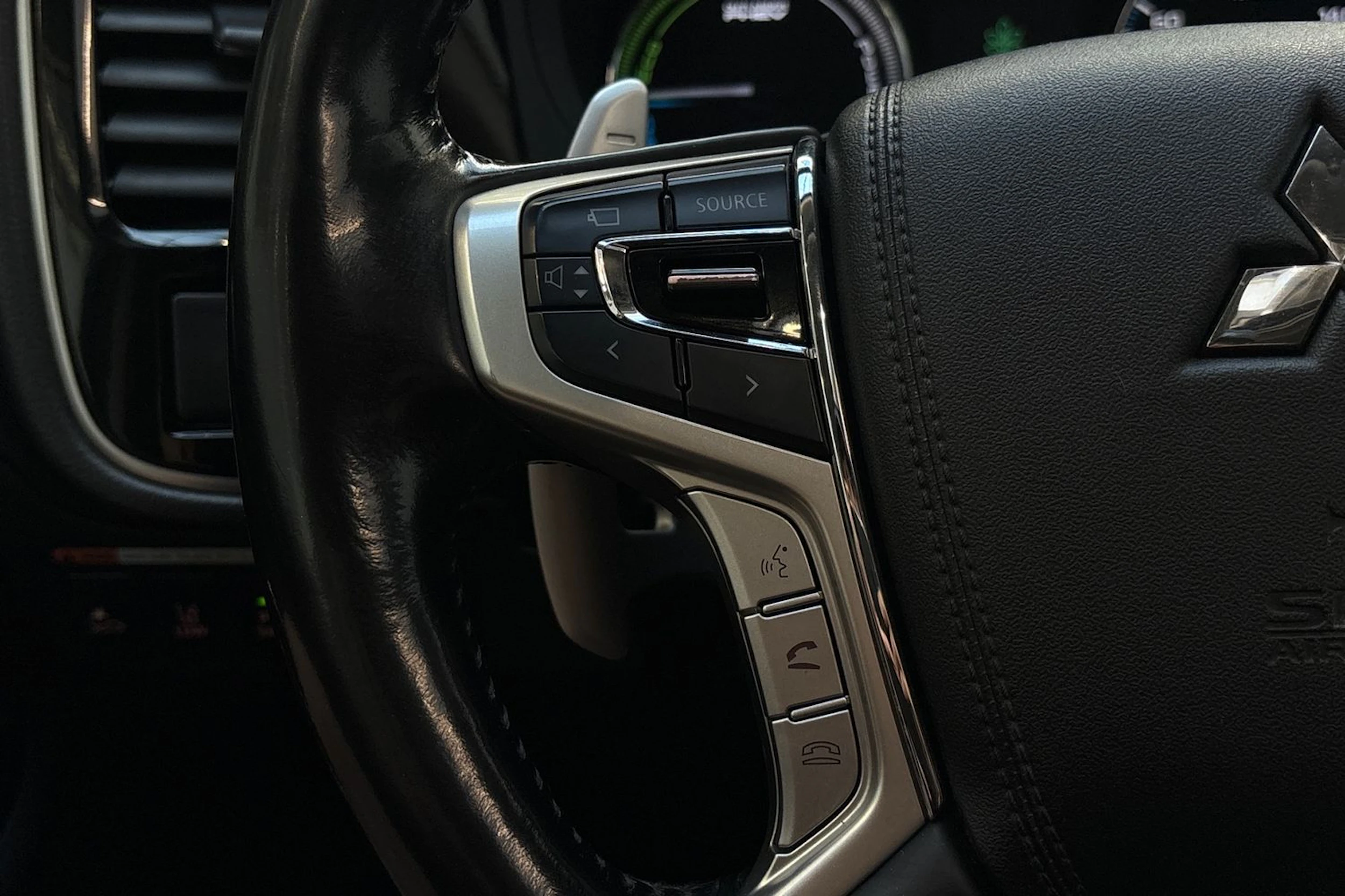 musta Mitsubishi Outlander PHEV 2017 kuva 14.