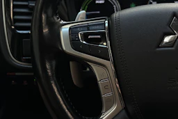 musta Mitsubishi Outlander PHEV 2017 kuva 14.