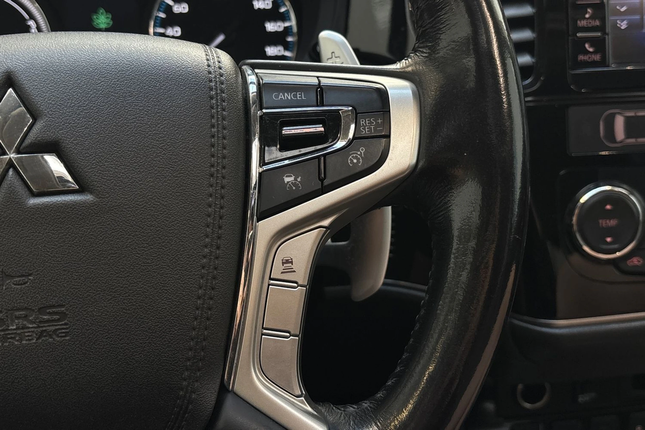musta Mitsubishi Outlander PHEV 2017 kuva 15.