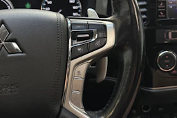 musta Mitsubishi Outlander PHEV 2017 kuva 15.