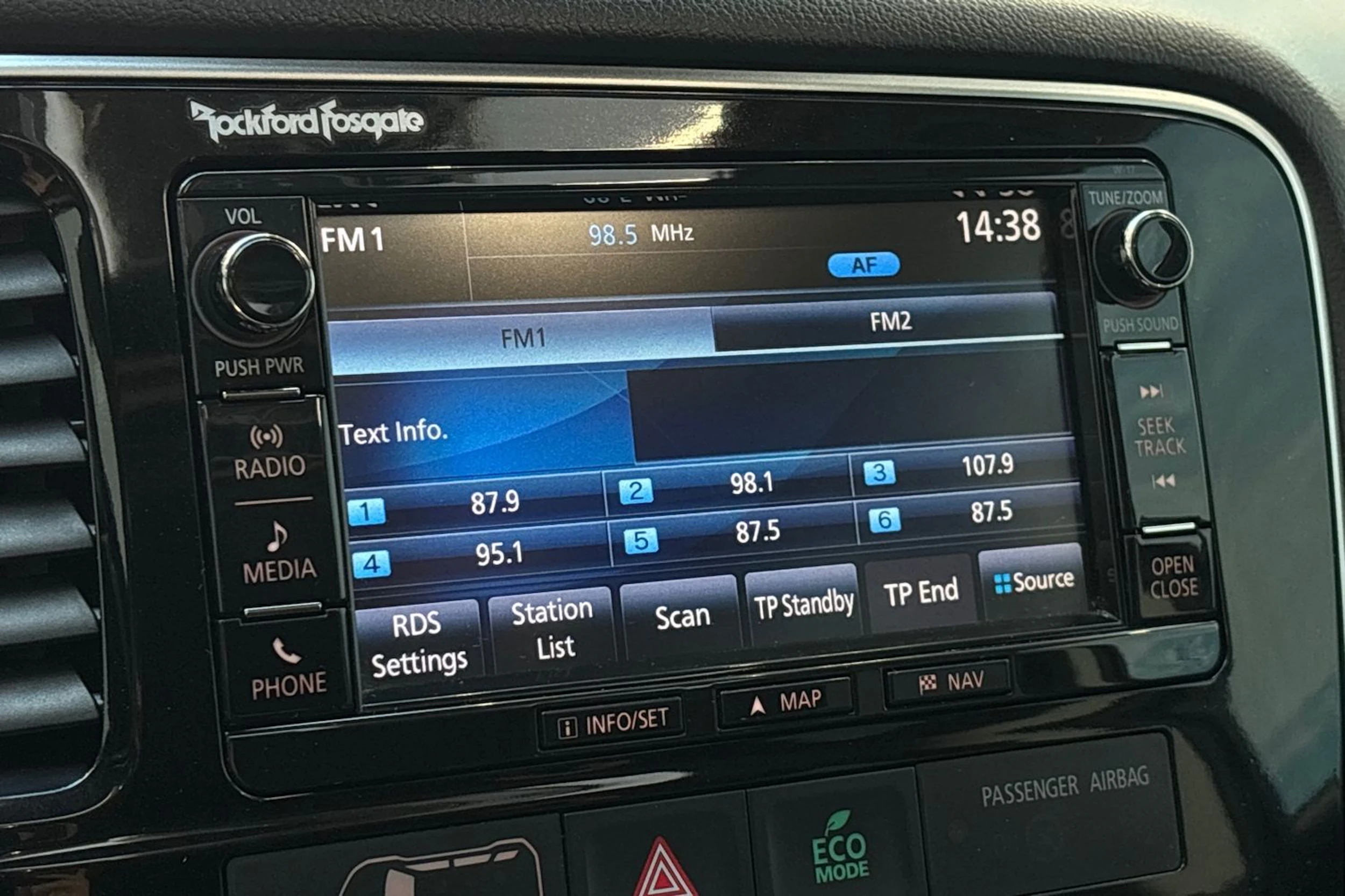 musta Mitsubishi Outlander PHEV 2017 kuva 16.