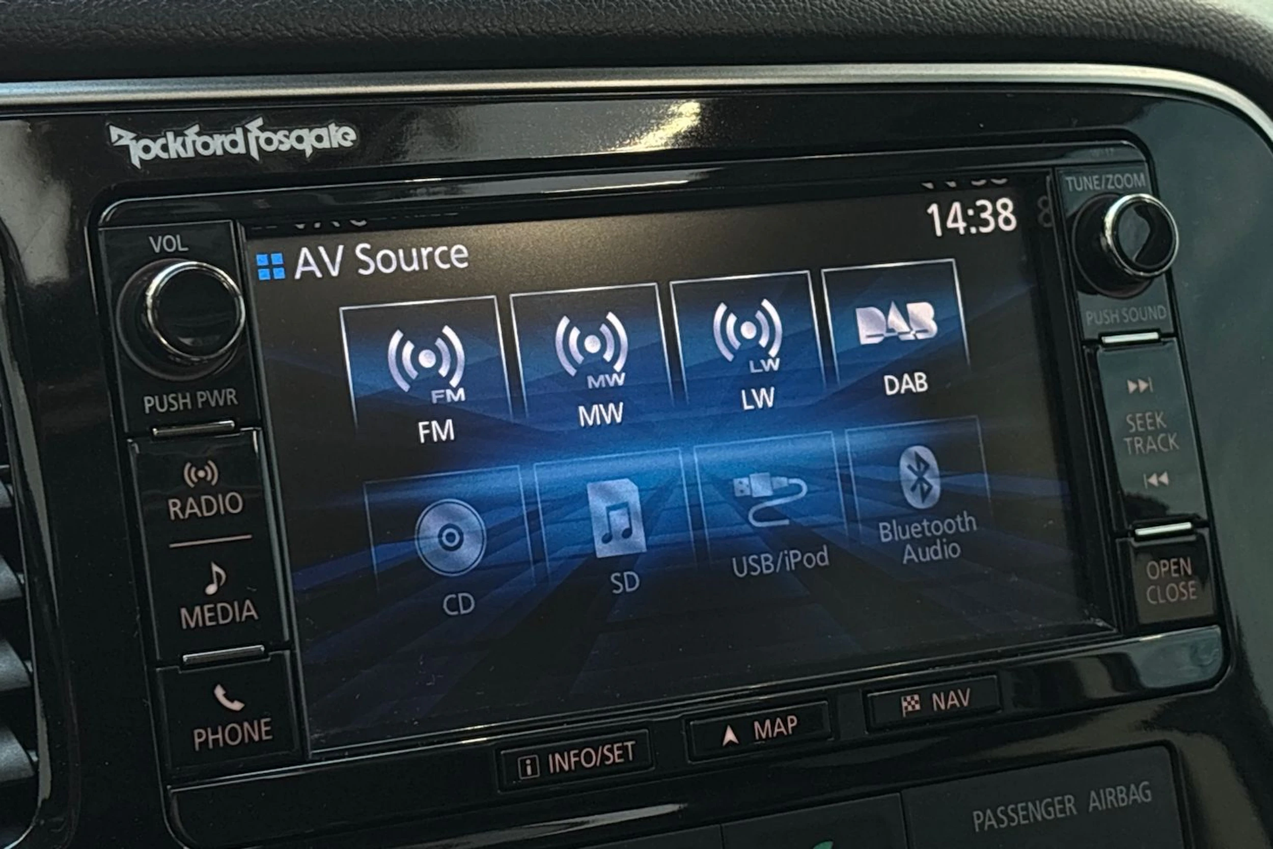 musta Mitsubishi Outlander PHEV 2017 kuva 17.