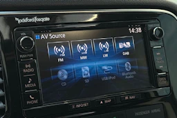 musta Mitsubishi Outlander PHEV 2017 kuva 17.