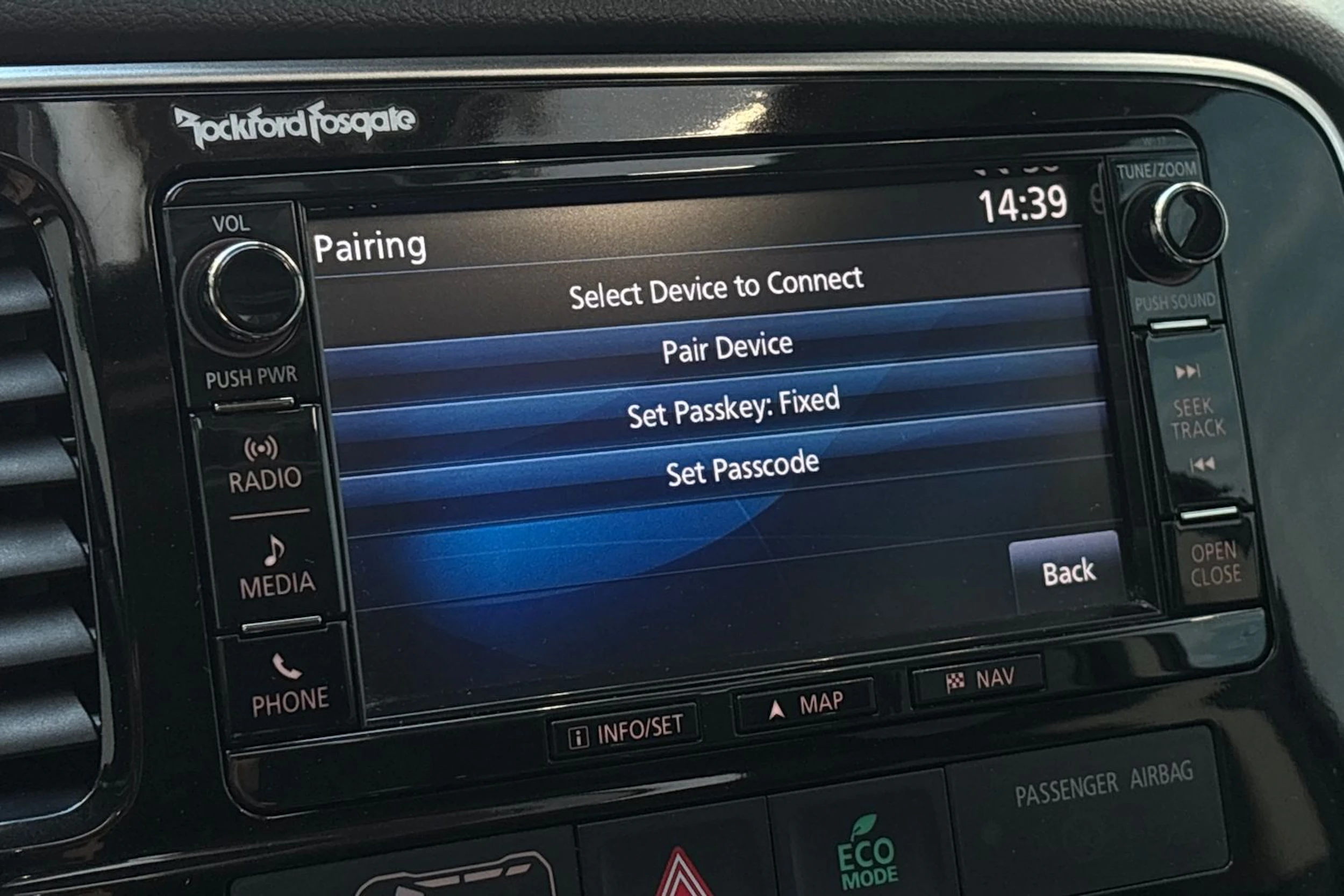 musta Mitsubishi Outlander PHEV 2017 kuva 18.