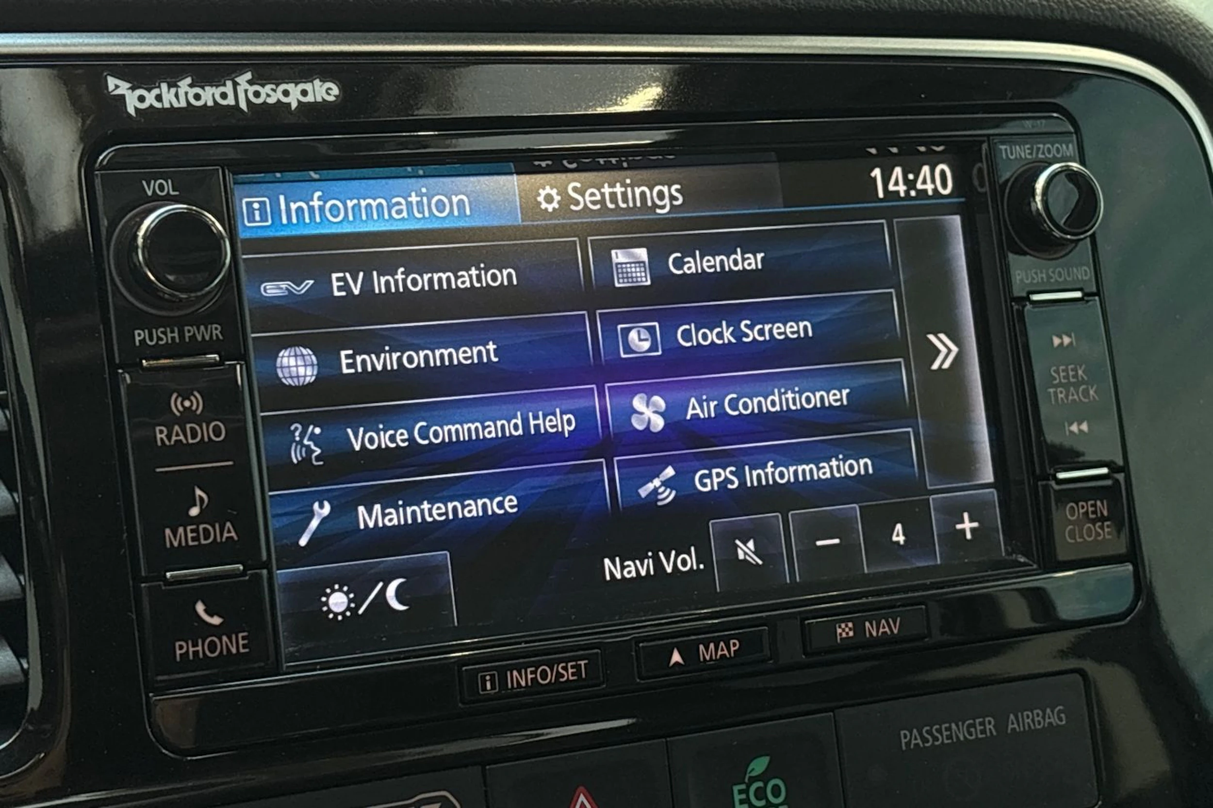 musta Mitsubishi Outlander PHEV 2017 kuva 21.