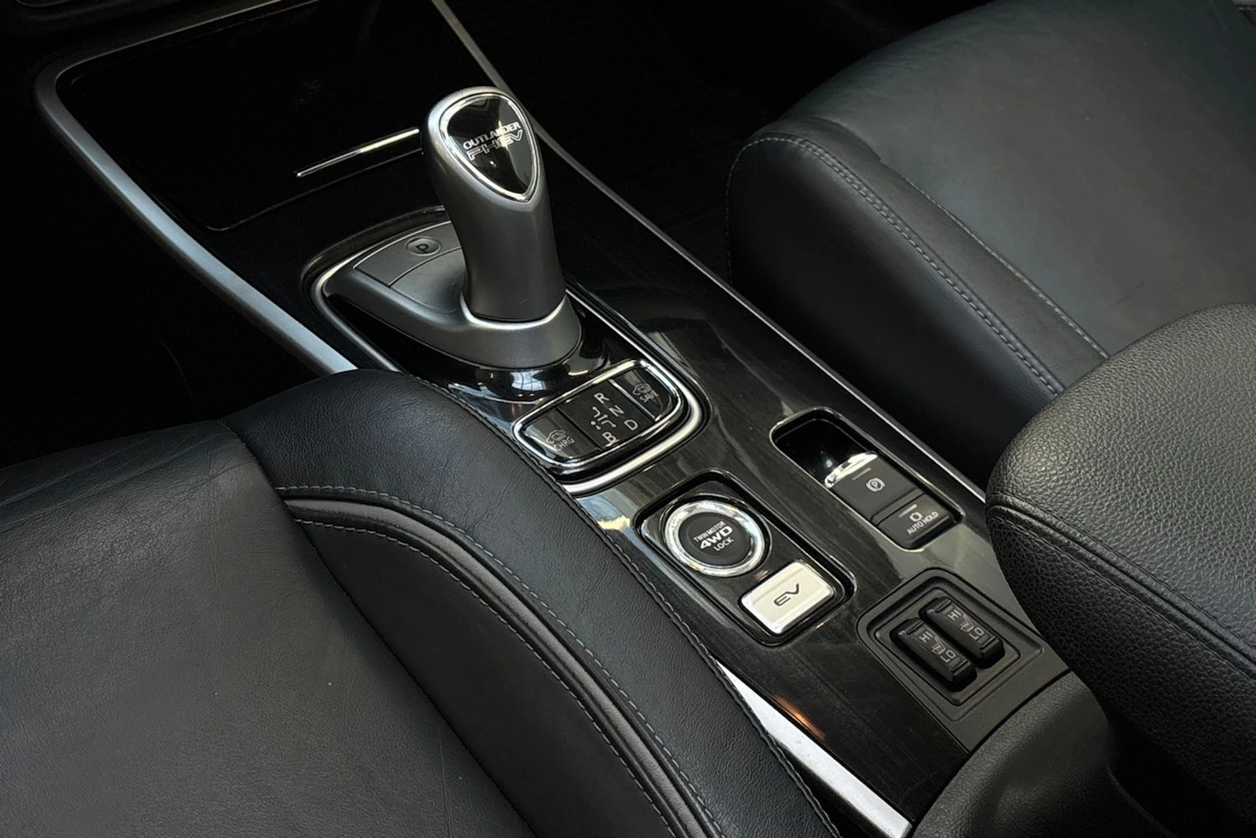 musta Mitsubishi Outlander PHEV 2017 kuva 22.