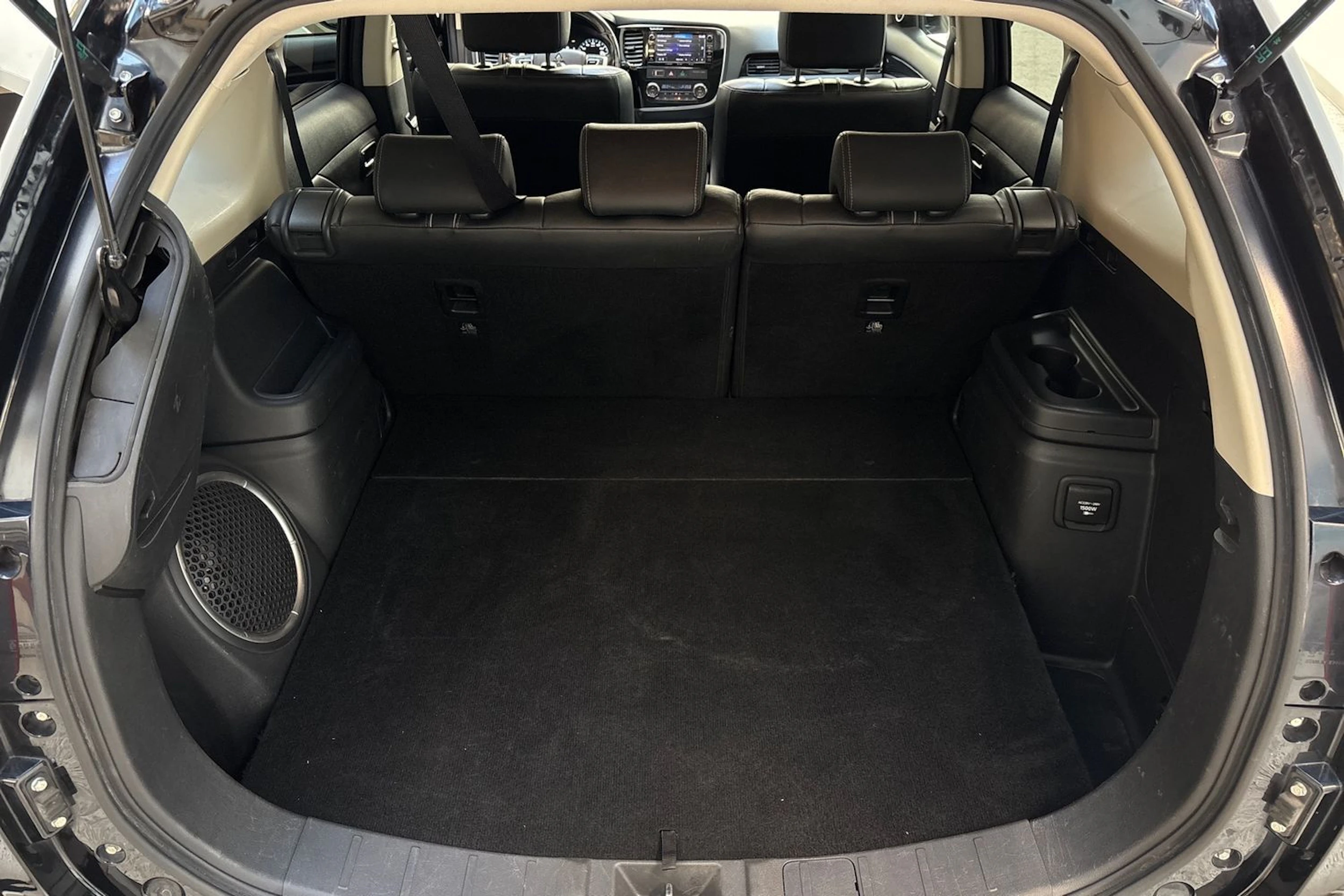 musta Mitsubishi Outlander PHEV 2017 kuva 23.