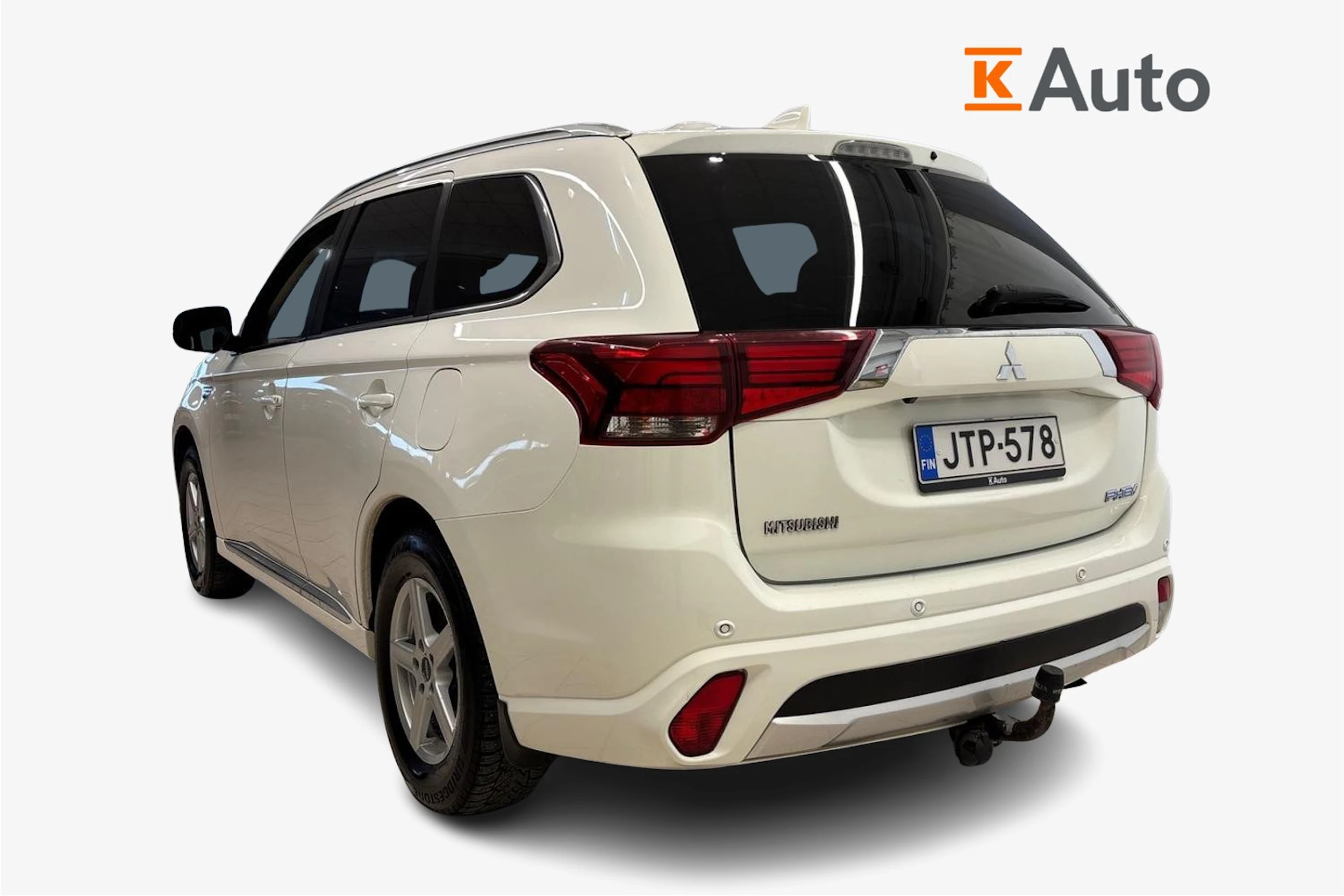 Valkoinen Mitsubishi Outlander PHEV 2017 kuva 2.
