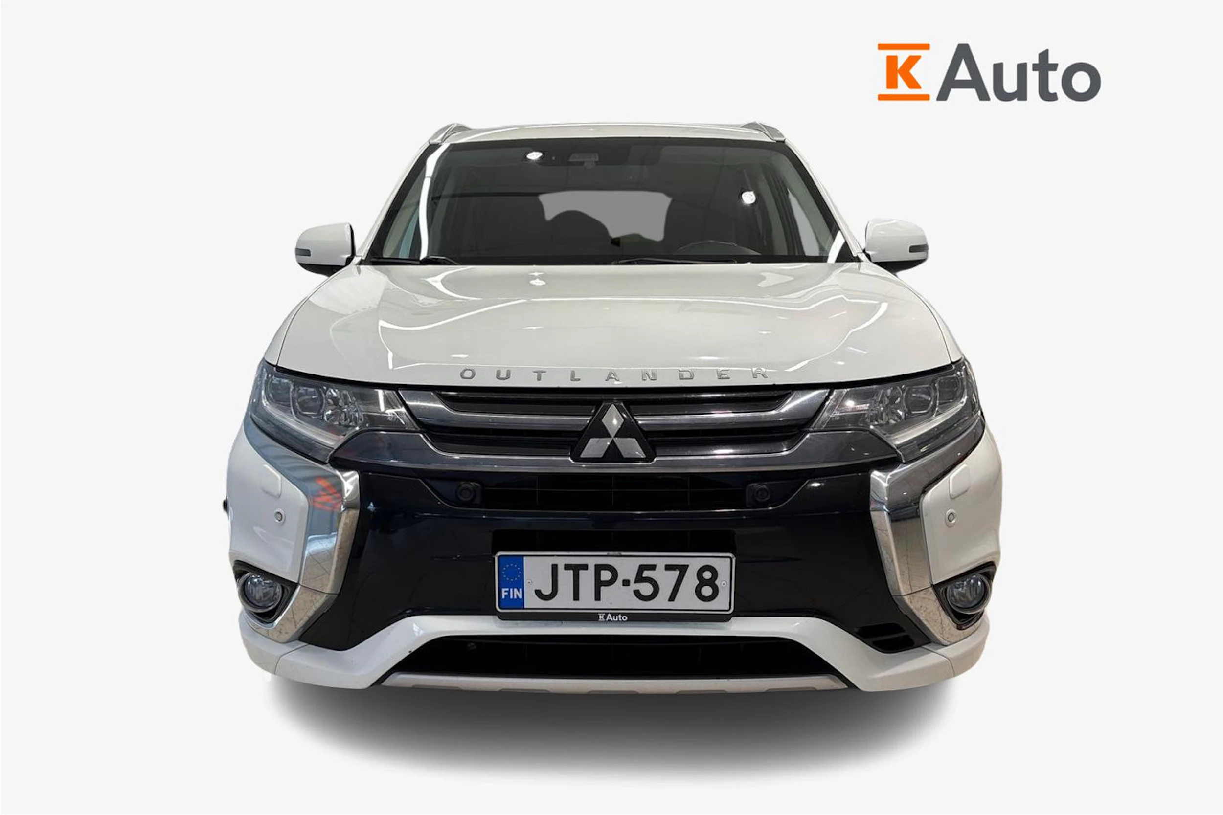 Valkoinen Mitsubishi Outlander PHEV 2017 kuva 4.