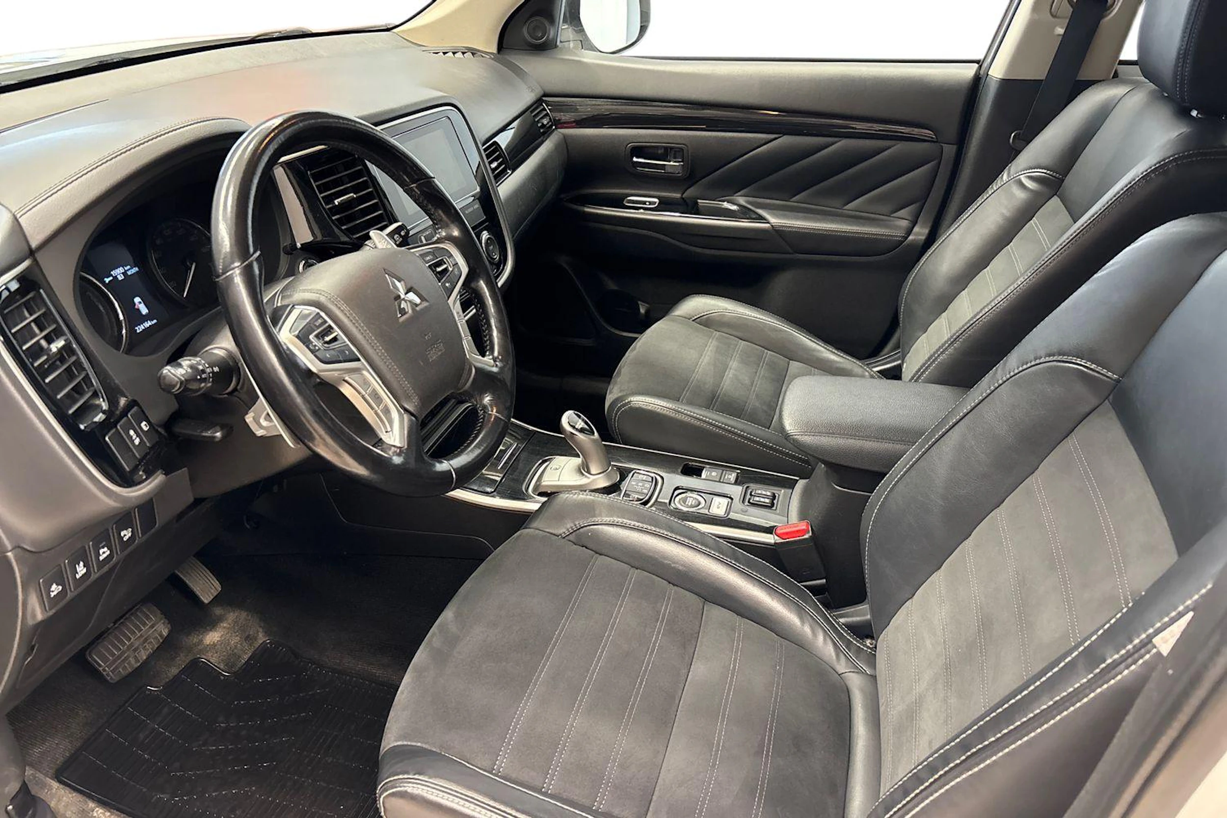 Valkoinen Mitsubishi Outlander PHEV 2017 kuva 6.