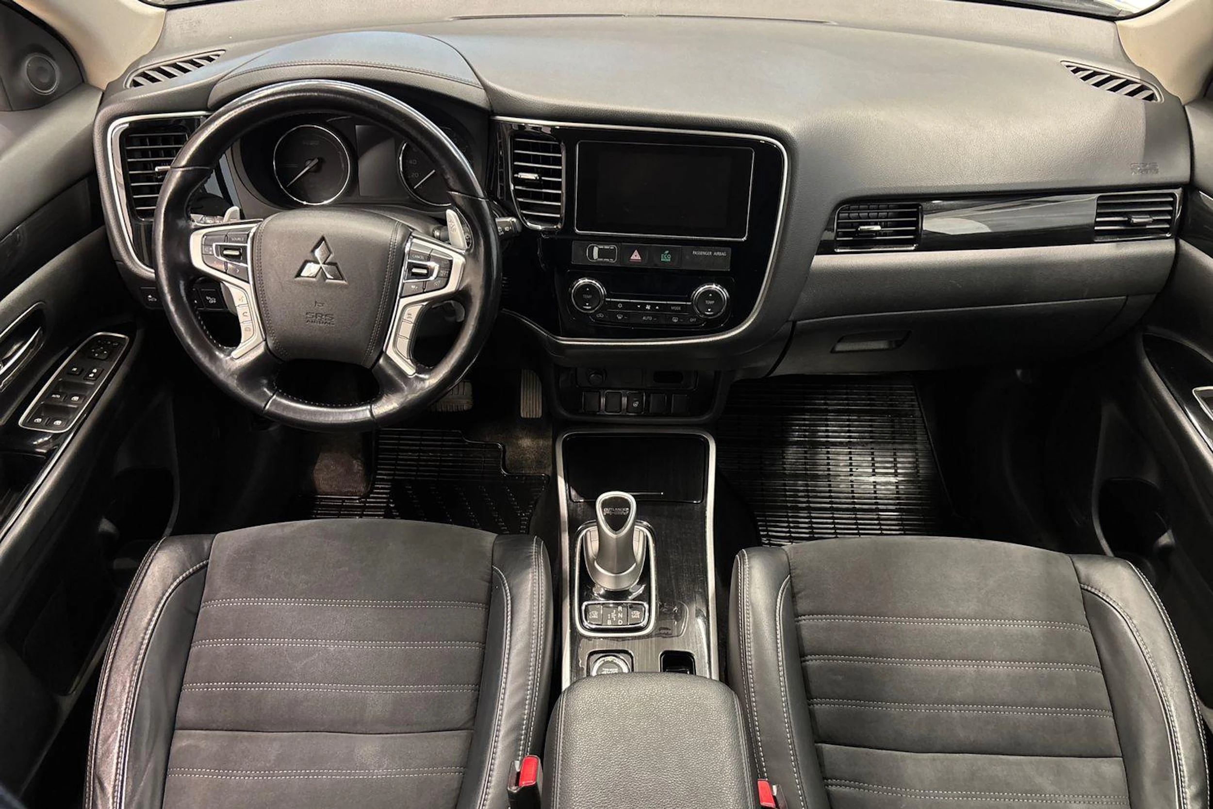 Valkoinen Mitsubishi Outlander PHEV 2017 kuva 7.