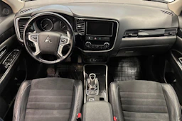 Valkoinen Mitsubishi Outlander PHEV 2017 kuva 7.