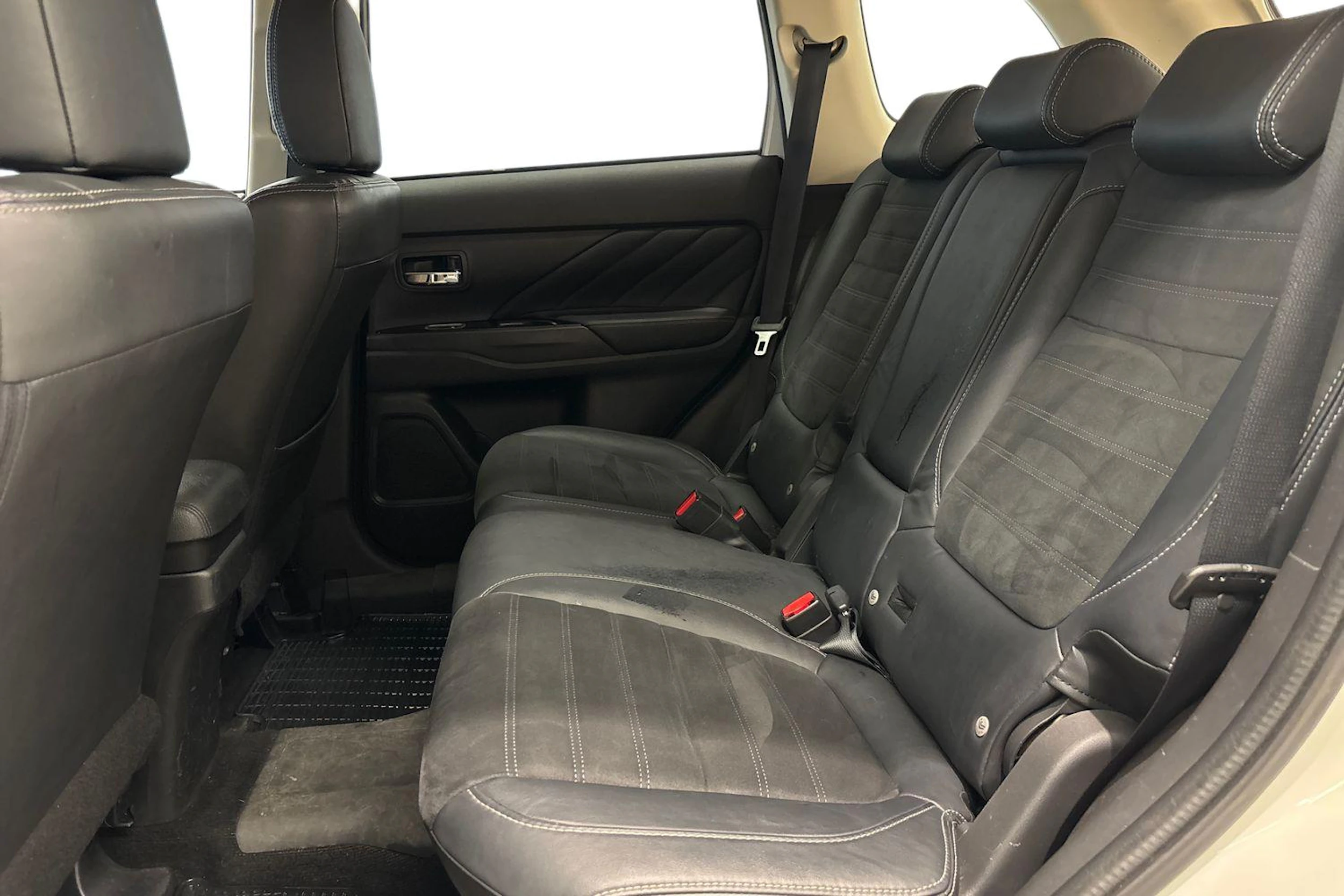 Valkoinen Mitsubishi Outlander PHEV 2017 kuva 8.