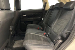 Valkoinen Mitsubishi Outlander PHEV 2017 kuva 8.