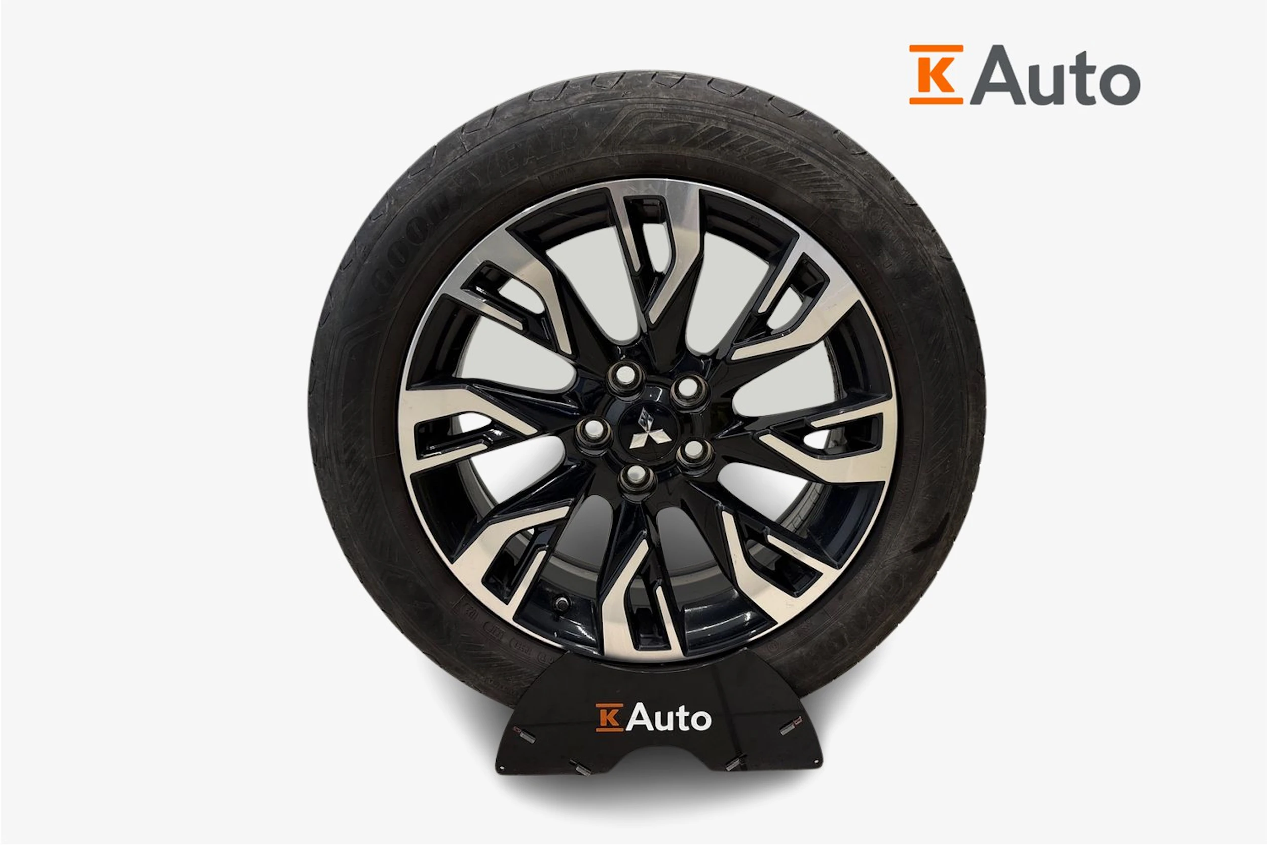 Valkoinen Mitsubishi Outlander PHEV 2017 kuva 9.