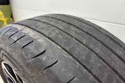 Valkoinen Mitsubishi Outlander PHEV 2017 kuva 10.