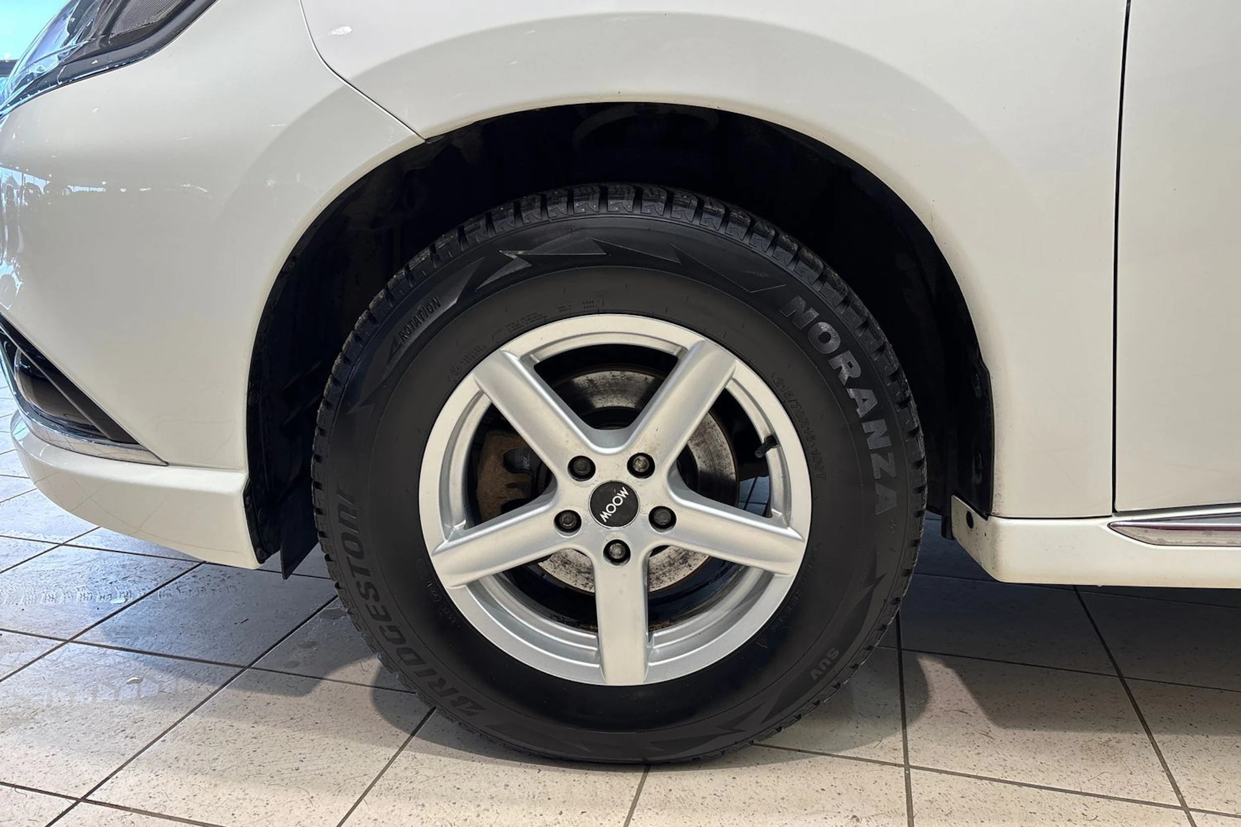 Valkoinen Mitsubishi Outlander PHEV 2017 kuva 11.