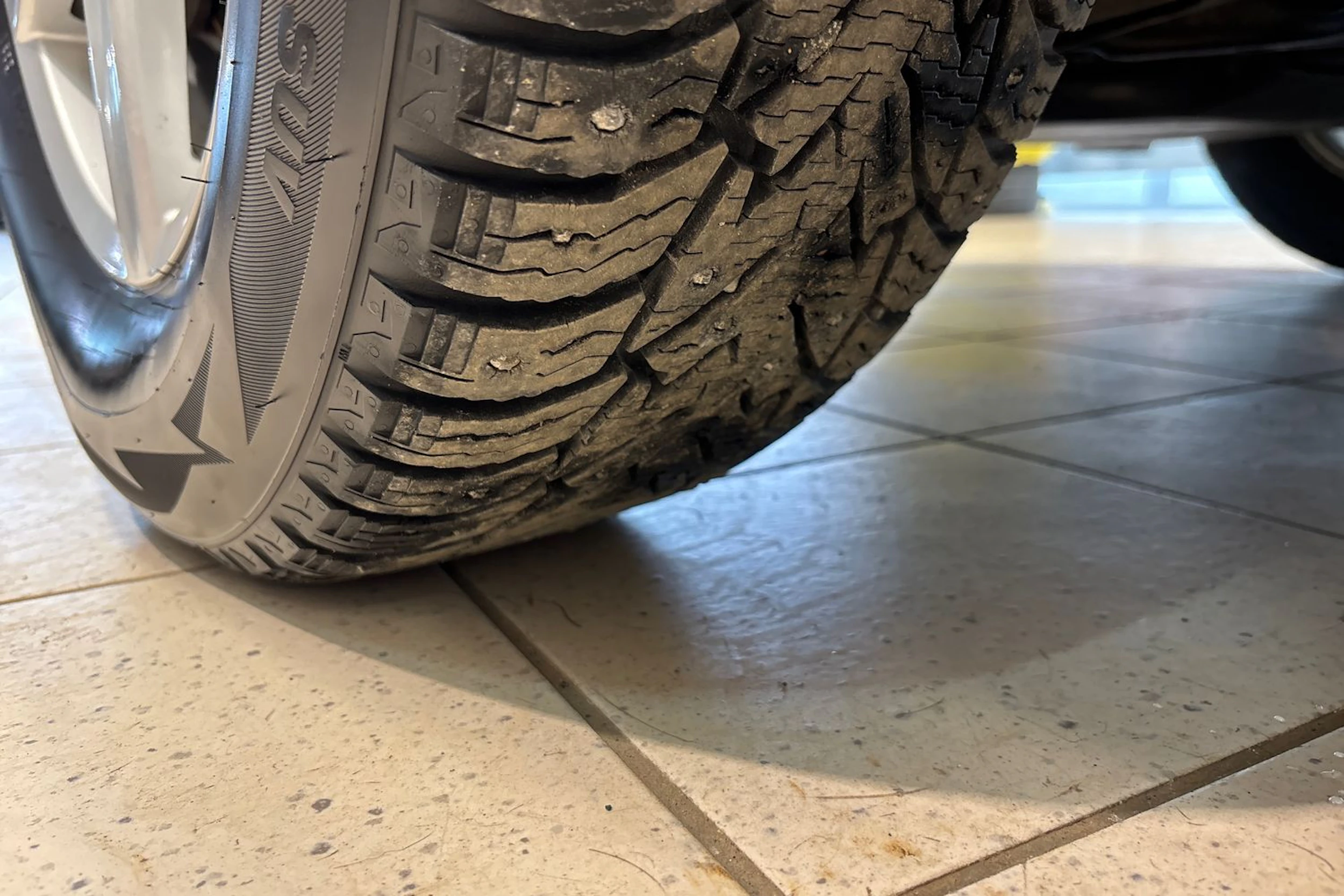 Valkoinen Mitsubishi Outlander PHEV 2017 kuva 12.