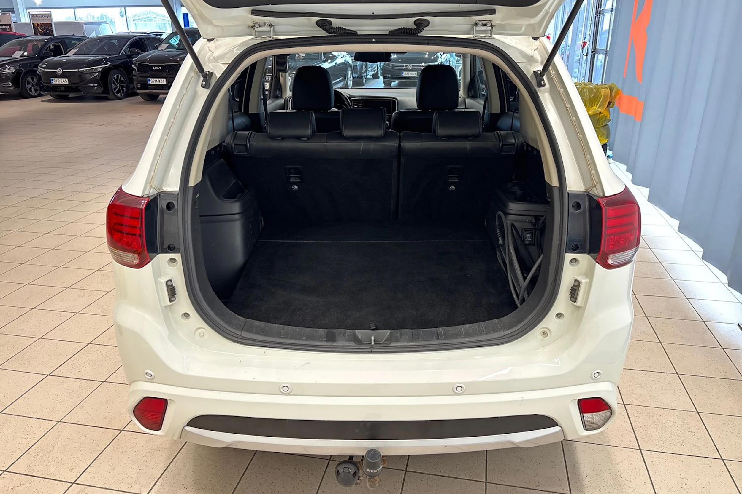 Valkoinen Mitsubishi Outlander PHEV 2017 kuva 13.