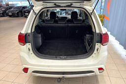 Valkoinen Mitsubishi Outlander PHEV 2017 kuva 13.