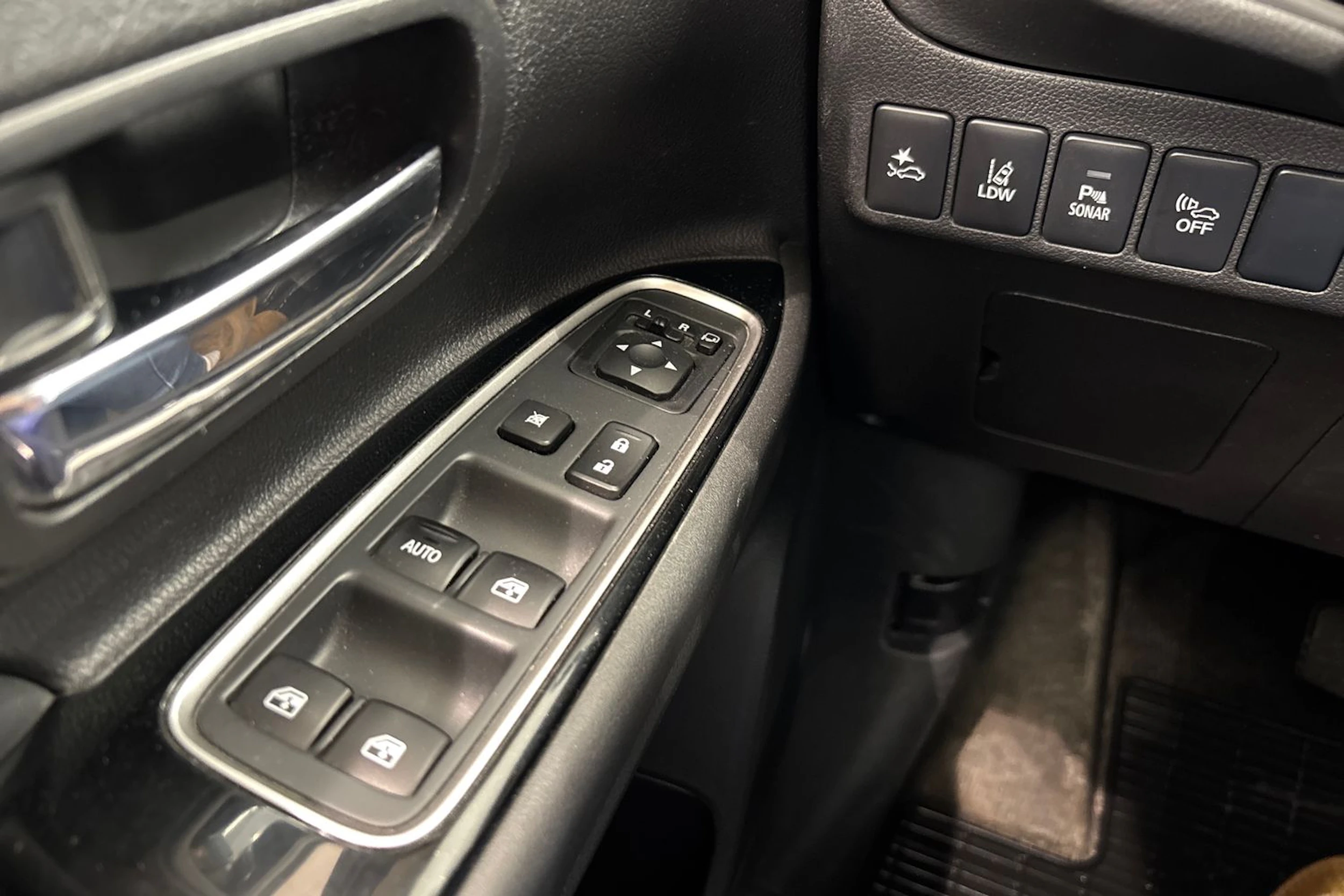 Valkoinen Mitsubishi Outlander PHEV 2017 kuva 14.