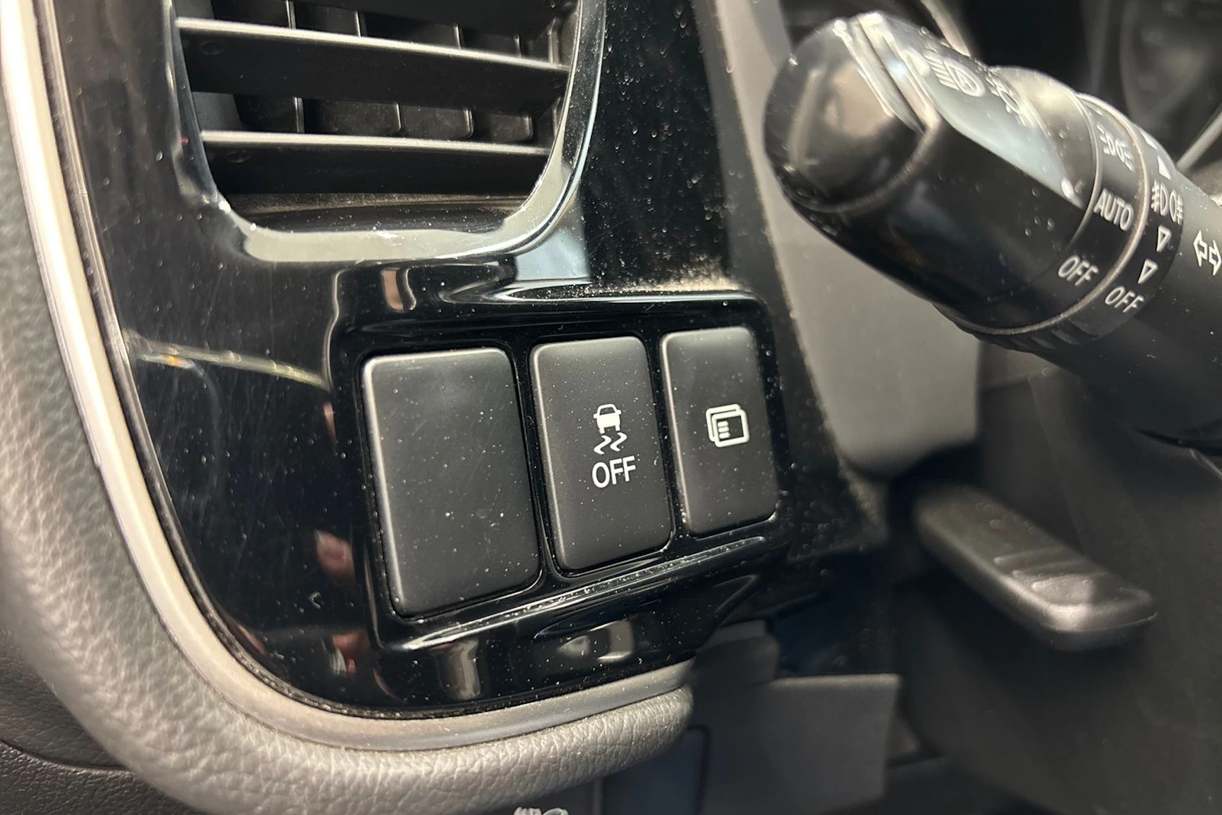 Valkoinen Mitsubishi Outlander PHEV 2017 kuva 15.