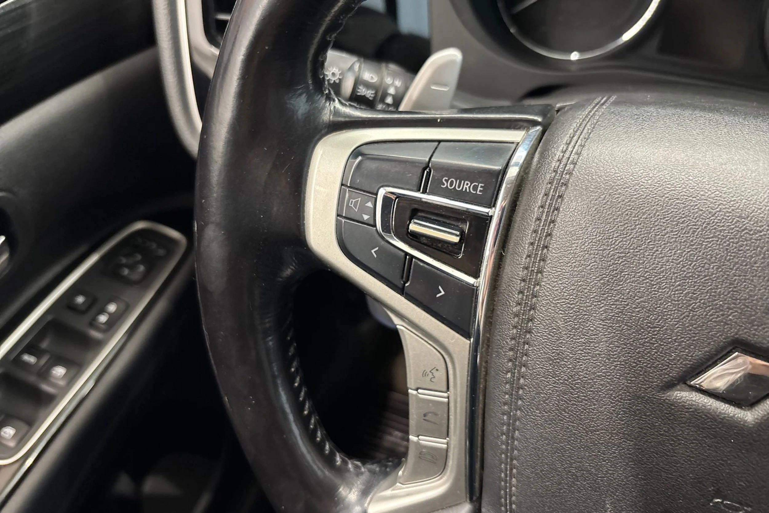 Valkoinen Mitsubishi Outlander PHEV 2017 kuva 16.