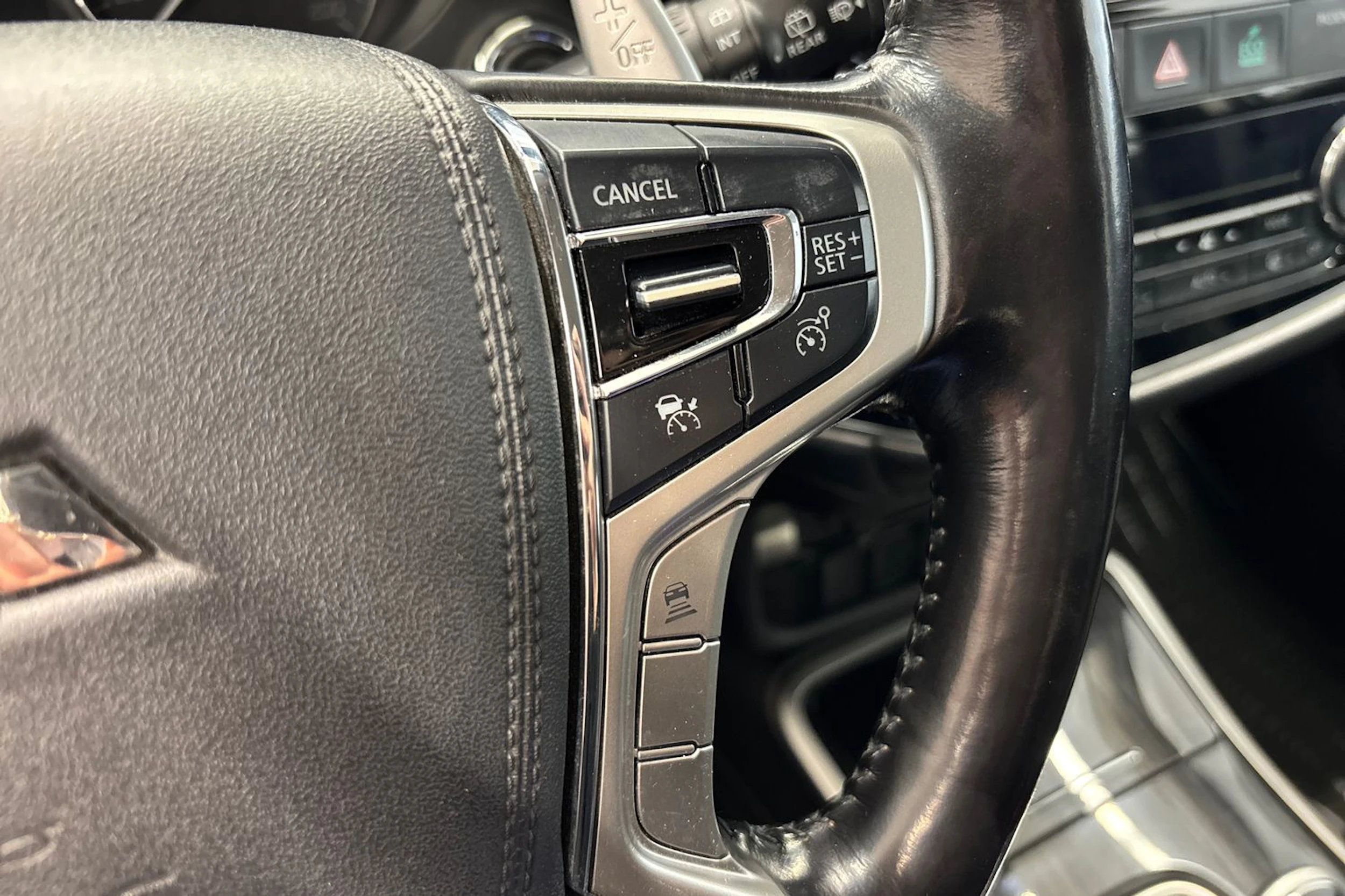 Valkoinen Mitsubishi Outlander PHEV 2017 kuva 17.