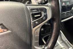 Valkoinen Mitsubishi Outlander PHEV 2017 kuva 17.