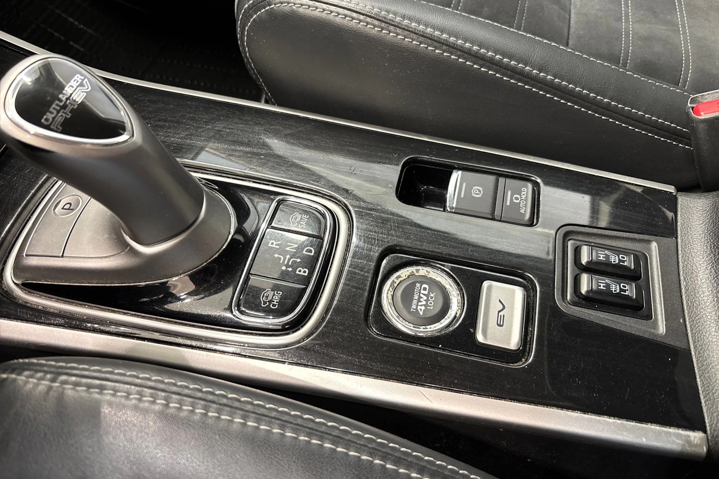 Valkoinen Mitsubishi Outlander PHEV 2017 kuva 18.