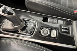 Valkoinen Mitsubishi Outlander PHEV 2017 kuva 18.