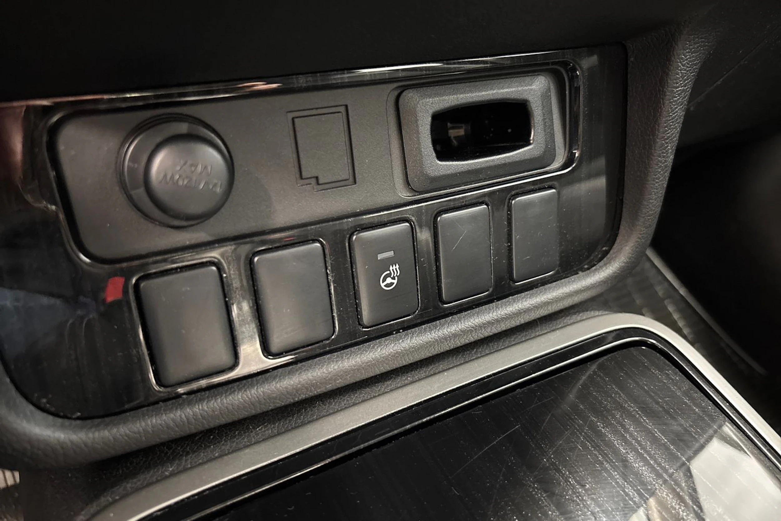 Valkoinen Mitsubishi Outlander PHEV 2017 kuva 19.