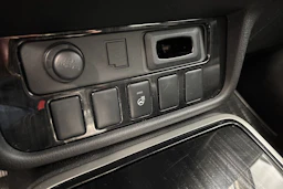 Valkoinen Mitsubishi Outlander PHEV 2017 kuva 19.