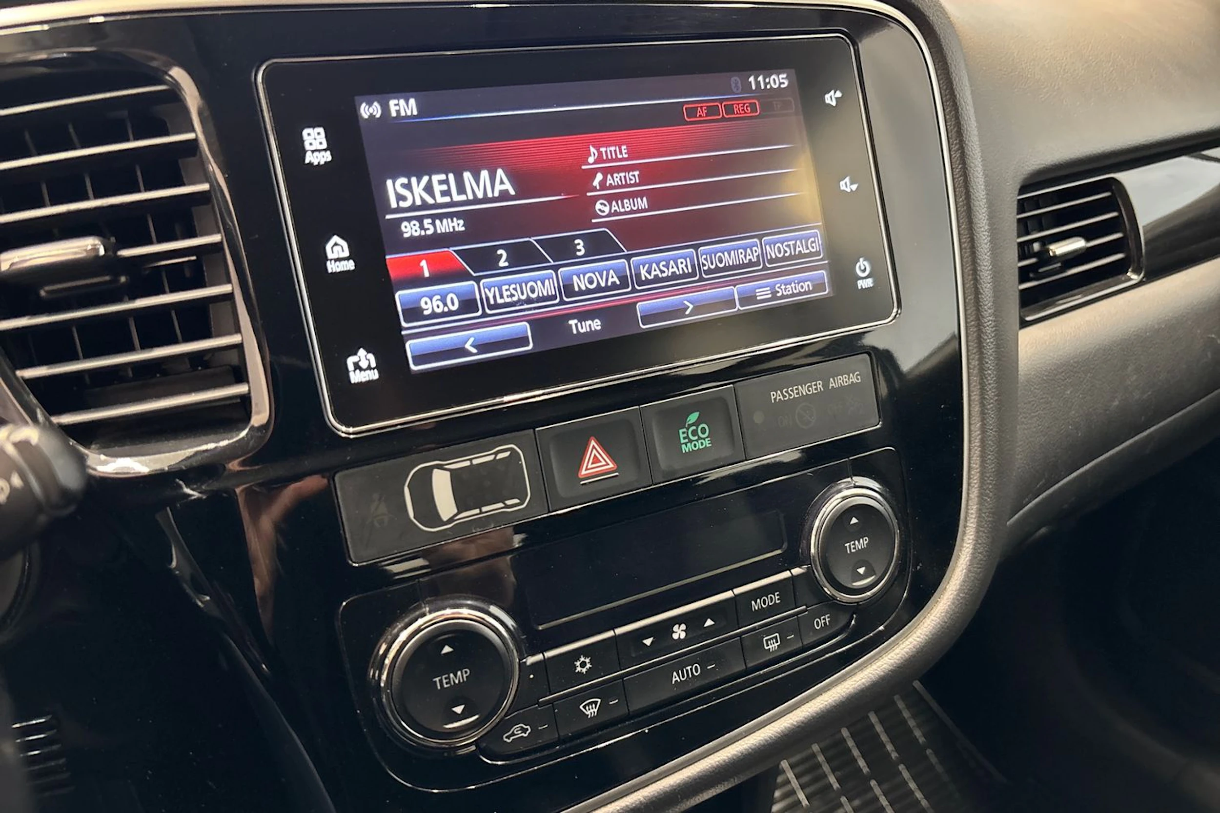 Valkoinen Mitsubishi Outlander PHEV 2017 kuva 20.