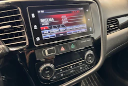 Valkoinen Mitsubishi Outlander PHEV 2017 kuva 20.