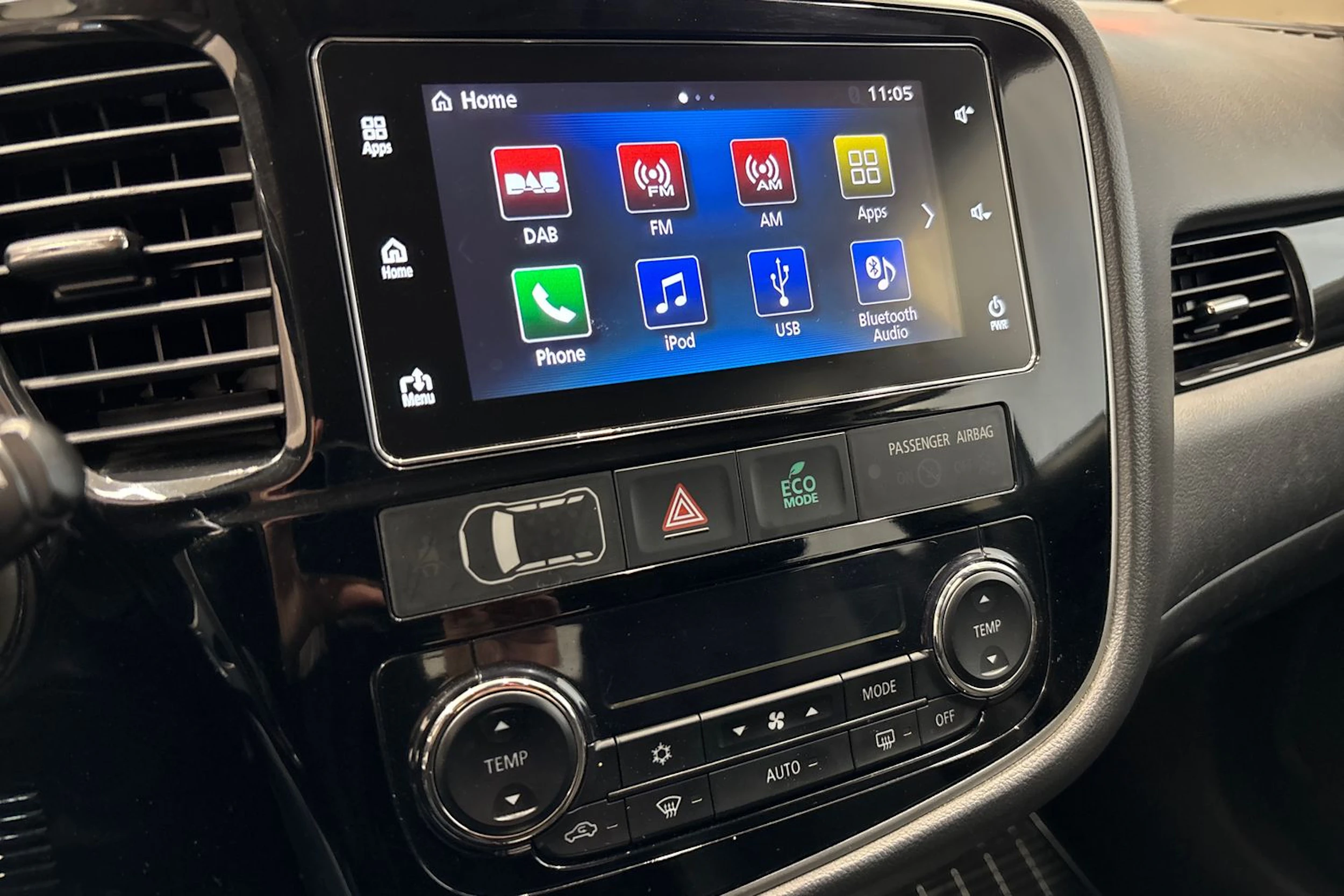 Valkoinen Mitsubishi Outlander PHEV 2017 kuva 21.