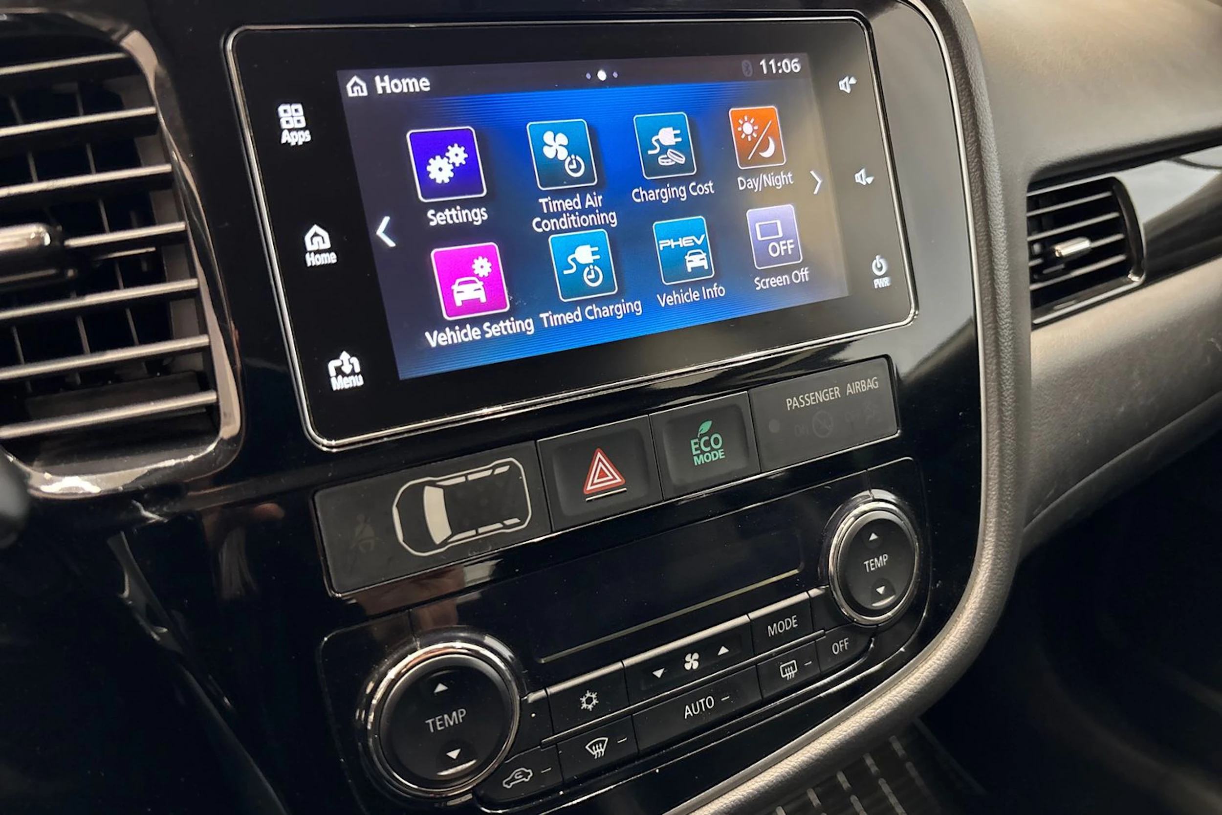 Valkoinen Mitsubishi Outlander PHEV 2017 kuva 22.