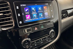 Valkoinen Mitsubishi Outlander PHEV 2017 kuva 22.