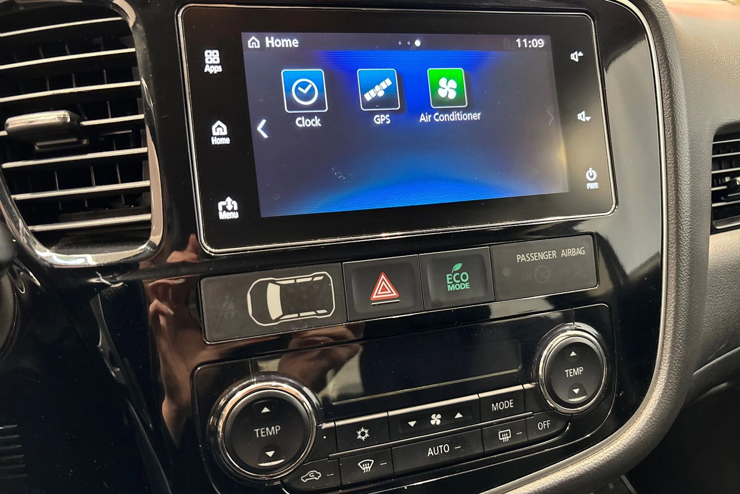 Valkoinen Mitsubishi Outlander PHEV 2017 kuva 23.